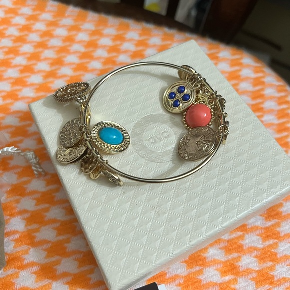 5 pcs. RJ GRAZIANO lucky Charm Gold Tone bracelet set. 🆕 - Picture 1 of 4